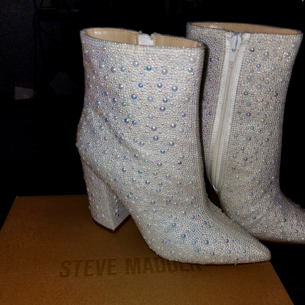 Nelle White Steve Madden Booties
